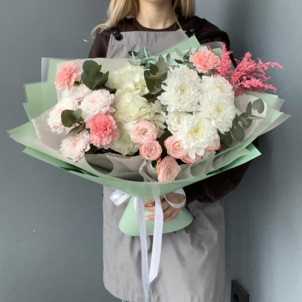 https://content2.flowwow-images.com/data/flowers/1000x1000/27/1743625159_36259027.jpg