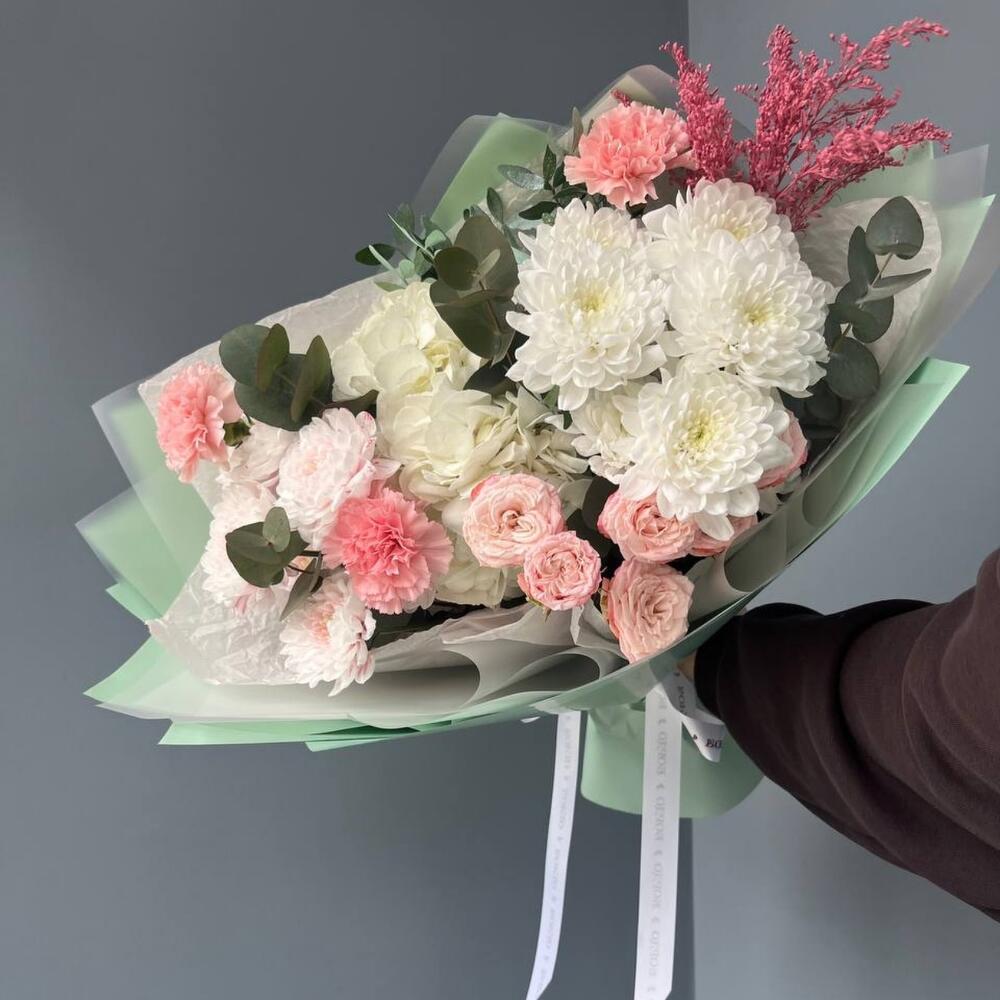 https://content3.flowwow-images.com/data/flowers/1000x1000/53/1743625159_8458853.jpg